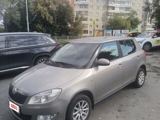 2013 Skoda Fabia II Рестайлинг, бежевый, 810000 рублей, вид 2