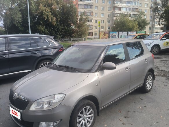 2013 Skoda Fabia II Рестайлинг, бежевый, 810000 рублей - вид 1