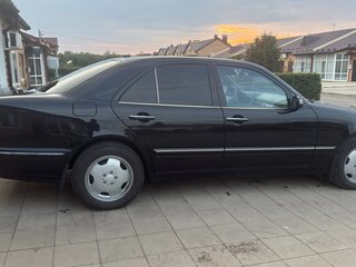 2000 Mercedes-Benz E-Класс 320 II (W210, S210) Рестайлинг, чёрный, 1340000 рублей, вид 4