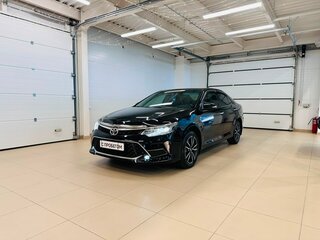 2017 Toyota Camry VII (XV50) Рестайлинг 2, чёрный, 2409000 рублей, вид 2
