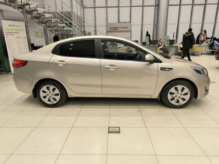2013 Kia Rio III, бежевый, 630000 рублей, вид 4