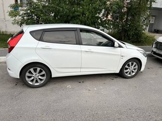 2015 Hyundai Solaris I Рестайлинг, белый, 800000 рублей, вид 3