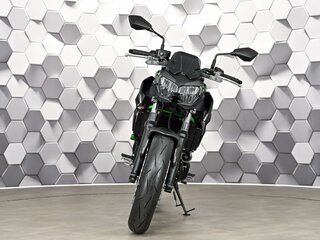 2025 Kawasaki Z 650, серый, 977000 рублей, вид 5