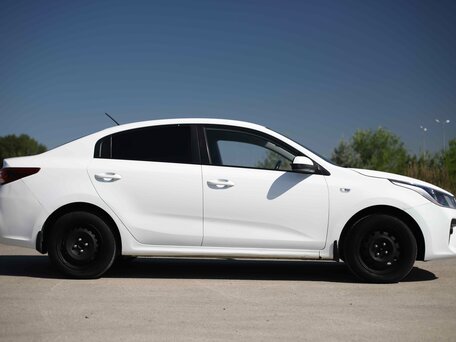 2017 Kia Rio IV, белый, 846615 рублей, вид 4