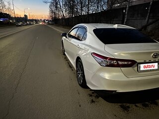 2022 Toyota Camry VIII (XV70) Рестайлинг, белый, 3520000 рублей, вид 4