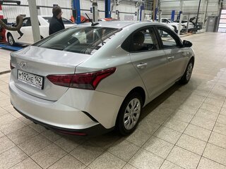 2021 Hyundai Solaris II Рестайлинг, серебристый, 1499000 рублей, вид 3