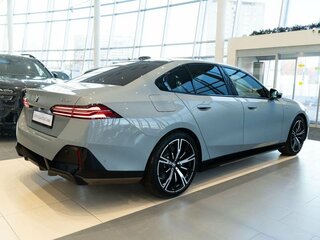 2026 BMW 5 серии 530i xDrive VIII (G60/G61/G68), серый, 10500000 рублей, вид 5