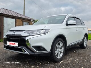 2020 Mitsubishi Outlander III Рестайлинг 3, белый, 2499900 рублей, вид 2