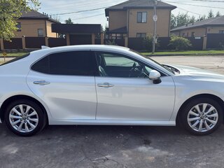 2018 Toyota Camry VIII (XV70), белый, 2650000 рублей, вид 3