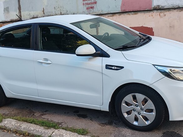 2017 Kia Rio III Рестайлинг, белый, 980000 рублей