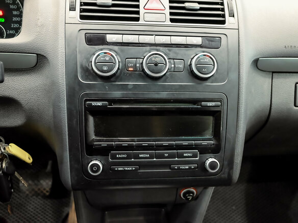 2012 Volkswagen Touran I Рестайлинг 2, коричневый, 1100000 рублей - вид 17