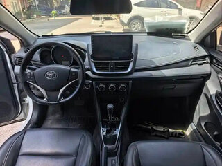 2022 Toyota Yaris L X XP150 Рестайлинг, белый, 875000 рублей, вид 5