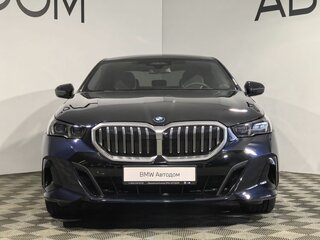 2025 BMW 5 серии Long 530Li xDrive VIII (G60/G61/G68), чёрный, 8690000 рублей, вид 3