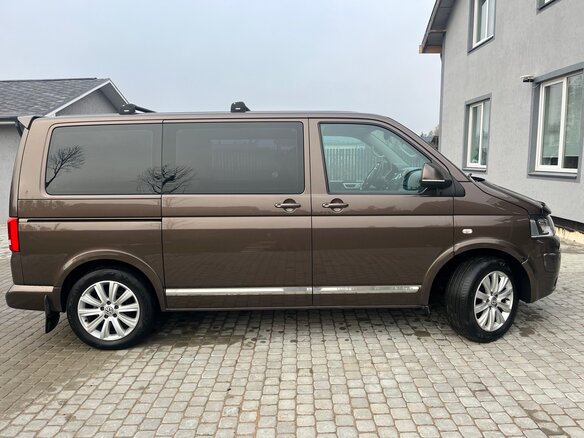 2013 Volkswagen Multivan T5 Рестайлинг, коричневый, 2225000 рублей - вид 1