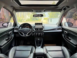 2023 Toyota Yaris IV, красный, 1250000 рублей, вид 5