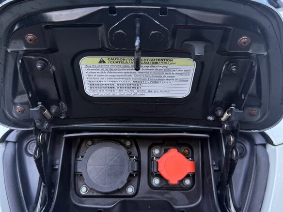 2012 Nissan Leaf (EM61) I (ZE0/AZE0), белый, 950000 рублей - вид 22