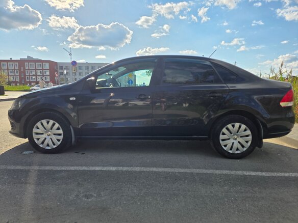 2013 Volkswagen Polo V, чёрный, 940000 рублей - вид 3