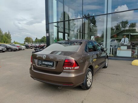 2017 Volkswagen Polo V Рестайлинг, коричневый, 964000 рублей, вид 5