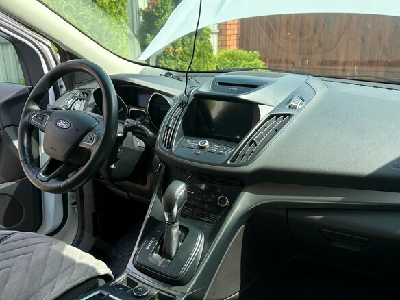 2017 Ford Kuga II Рестайлинг, белый, 1620000 рублей - вид 1