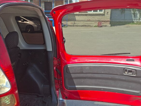 2002 Toyota FunCargo, красный, 500000 рублей - вид 9