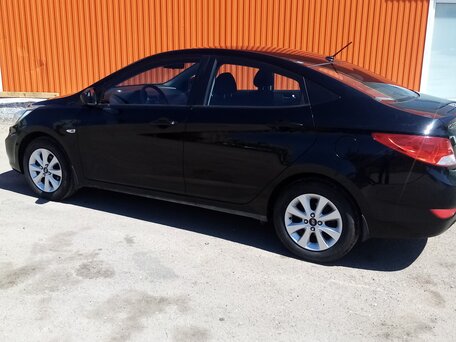 2013 Hyundai Solaris I, чёрный, 825000 рублей, вид 3