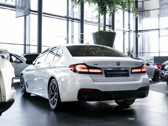 2021 BMW 5 серии 530i xDrive VII (G30/G31/G38) Рестайлинг, белый, 4990000 рублей - вид 3