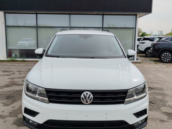 2017 Volkswagen Tiguan II, белый - вид 4