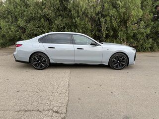 2022 BMW 7 серии 740Li VII (G70), серый, 9600000 рублей, вид 3