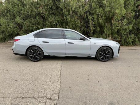 2022 BMW 7 серии 740Li VII (G70), серый, 9600000 рублей, вид 3