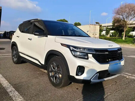 2023 Kia Seltos I Рестайлинг, белый, 1750000 рублей, вид 4
