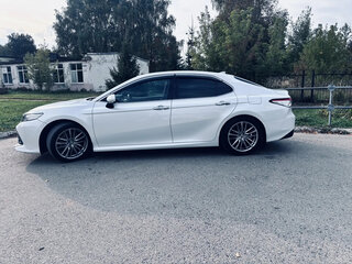 2019 Toyota Camry VIII (XV70), белый, 2890000 рублей, вид 3