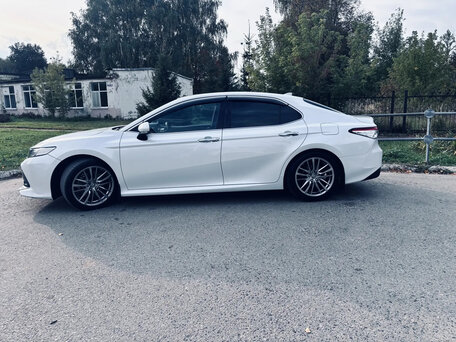2019 Toyota Camry VIII (XV70), белый, 2890000 рублей, вид 3
