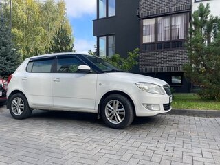 2013 Skoda Fabia II Рестайлинг, белый, 650000 рублей, вид 2