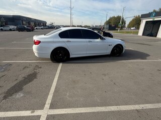 2013 BMW 5 серии 530d xDrive VI (F10/F11/F07), белый, 1950000 рублей, вид 3
