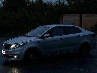 2015 Kia Rio III Рестайлинг, серебристый, 700000 рублей, вид 1