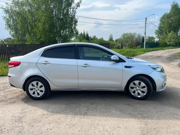 2017 Kia Rio III Рестайлинг, серебристый, 560000 рублей - вид 3