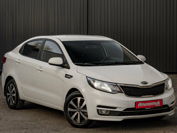 2016 Kia Rio III Рестайлинг, белый, 960000 рублей - вид 3