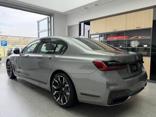 2020 BMW 7 серии Long 740Li xDrive VI (G11/G12) Рестайлинг, серый, 6100000 рублей, вид 5