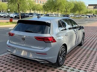 2023 Volkswagen Golf VIII, серый, 1530000 рублей, вид 5