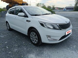 2013 Kia Rio 5-speed III, белый, 705000 рублей, вид 3