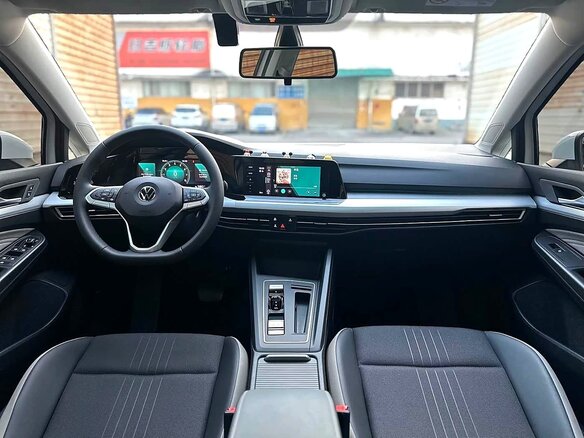 2023 Volkswagen Golf VIII, белый, 1830000 рублей - вид 8