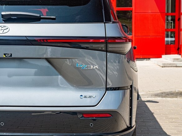 2026 Toyota bZ3X 67.9 kWh, серебристый, 3490000 рублей - вид 6