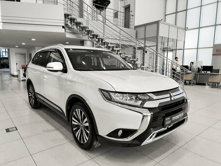 2020 Mitsubishi Outlander III Рестайлинг 3, белый, 1930000 рублей, вид 3
