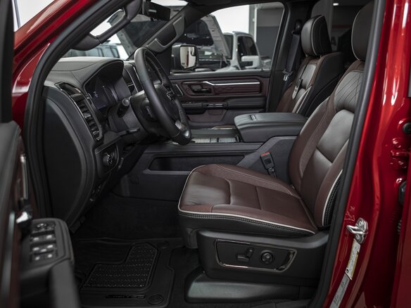 2026 Ram 1500 Crew Cab V Рестайлинг, красный - вид 11