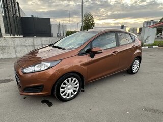2015 Ford Fiesta Mk6 Рестайлинг, коричневый, 700000 рублей, вид 1