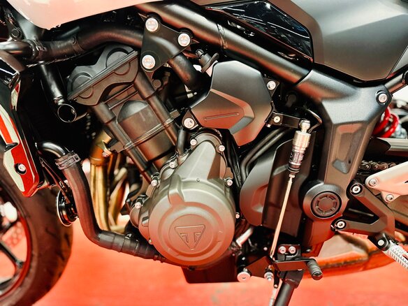 2026 Triumph Trident 660, серый, 1050000 рублей - вид 15