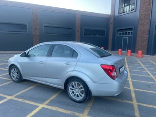 2013 Chevrolet Aveo II, серебристый, 465000 рублей, вид 2
