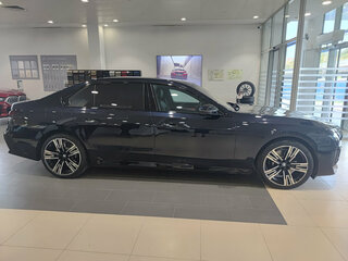 2023 BMW 7 серии 740d xDrive VII (G70), синий, 10700000 рублей, вид 4