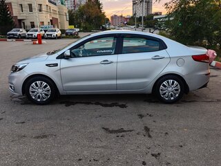 2016 Kia Rio III Рестайлинг, серебристый, 1200000 рублей, вид 3