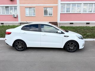 2016 Kia Rio III Рестайлинг, белый, 1200000 рублей, вид 3